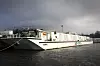 Becker Marine og Aida Cruises har gått sammen om å bygge lekteren Hummel, som produserer 7,5 MW strøm fra fire gassdreven generatorer. AIDAsol kan dermed stanse hjelpemotorene. Det er et godt miljøtiltak i Hamburg. Bilde: Tore Stensvold