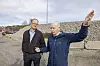 Kommunen beskriver Diderik Cappelens (t. v.), medeier i REN, og daglig leder Alf Reistads plan om å starte produksjon i 2026 som svært ambisiøs. I bakgrunnen ligger steinhaugen som bereder grunnen for pilotfabrikken for produksjon av sjeldne jordarter. Foto: Arash A. Nejad