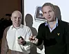 GJERRIG: Den nye blåtannbrikken fra salgsdirektør Geir Langeland (t.v.) og produktsjef Thomas Embla Bonnerud hos Nordic Semiconductor bruker 99 prosent mindre strøm enn vanlige blåtannbrikker.