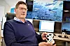 Nytt verktøy: Terje Padøy som tilhører veteranene innen lakseoppdrett, har fått nytt verktøy til foring av laks Foto: Thomas Førde