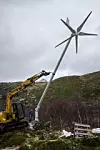 Her monteres en vindmølle helt øverst i terrenget over huset – tilsammen leverer sol og vind strøm som lagres i to truckbatterier. Bilde: ESPEN S. SEIERSTAD