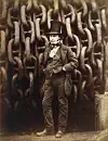 Isambard Kingdom Brunel i 1857, ved kjettingene som ble brukt til å sjøsette det gigantiske skipet Great Eastern. Foto: Wikipedia Commons