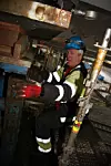 SHIMS: Knut Sørenmo fra Sarens fjerner shims for å redusere høyden på jekken.
