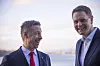 Statssekretær Even Tronstad Sagebakken (t.v.) i Nærings- og fiskeridepartementet berømmer Rederiforbundet og administrerende direktør Harald Solberg for å rapportere norsk flåtes CO2-tall.