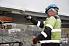 OLJE: Knut Sørenmo oljer glideflaten før trekket starter. Hvert trekk er 400 mm langt før nye justeringer må til. I snitt blir broen flyttet en meter i timen.