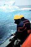 Flyttbar installasjon IS: Mannskapet på et supplyskip observerer et isfjell på østkysten av Canada.