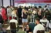 Det er ikke bare i Dubai at passasjerer ikke kommer seg videre. Bildet er fra I Gusti Ngurah Rai International Airport i Indonesia hvor passasjerer står i kø ved kundesenteret til Emirates Airlines 1. mars 2026.