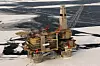 Fundamentene må forsterkes for å stå i mot is som er i bevegelse. Her er en installasjon på Sakhalin i Øst-Russland.