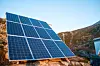 Rett mot sør, ved siden av huset, har offgridderne montert 20 m2 med solcellepaneler.