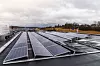 På taket ved hovedkontoret i Fredrikstad tester Solcellespesialisten ulike produkter og løsninger før de tilbys kundene. Foto: Delta V