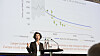 Laura Cozzi, co-sjef for New Energy Outlook hos Det internasjonale Energibyrået forklarer på scenen under Energiforskningskonferansen 2018 hvorfor de tror at energiprisen for havvind vil fortsatte å falle raskere enn noen tidligere så for seg.