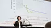 Laura Cozzi, co-sjef for New Energy Outlook hos Det internasjonale Energibyrået forklarer på scenen under Energiforskningskonferansen 2018 hvorfor de tror at energiprisen for havvind vil fortsatte å falle raskere enn noen tidligere så for seg.