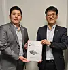 Joon Lee (t.v.) og Han-Soo Lee besøkte fredag Oslo for å overlevere sitt stridsvogntilbud til Forsvarsmateriell. Foto: Hyundai Rotem