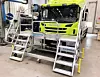 Mobil vedlikeholdsplattform på hjul med to trappeløp hos Scania.