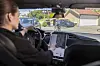 Berøringsskjermen gjør deg til en farligere sjåfør, ifølge studie. Stemmestyring kan være løsningen mener Trygg trafikk.
