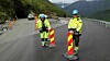 En ny vei på 600 meter utenfor gamle Holsbrutunnelen ble åpnet mandag 6. juli av anleggsleder Egil Ørnes (tv.) og formann Geir Helland (th.) i entreprenørfirmaet Flage Maskin.