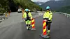 En ny vei på 600 meter utenfor gamle Holsbrutunnelen ble åpnet mandag 6. juli av anleggsleder Egil Ørnes (tv.) og formann Geir Helland (th.) i entreprenørfirmaet Flage Maskin.