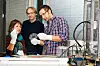 Denne gjengen utvikler ørsmå mikrobrikker som skal avløse tradisjonelt laboratorieutstyr og gi oss prøvesvar på et blunk. F.v: Elizaveta Vereshchagina, Erik Andreassen og Michal Mielnik. Foto: Remy Eik-Nikolaisen