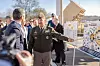 Generalløytnant Francisco Lozano i U.S. Army guider den amerikanske krigsministeren, Pete Hegseth, rundt på en utstilling av ulike våpen U.S. Army har i porteføljen, under et arrangement ved Redstone Arsenal nær Huntsville i Alabama Foto: Petty Officer 1st Class Alexande via DVIDS