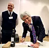 Richard de Crespigny har skrevet en prisbelønnet bok om QF32. Her signerer han et eksemplar for Walter Schwyzer som selv er en kjent foredragsholder om flysikkerhet. Foto: Per Erlien Dalløkken