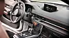 Mazda MX-30 har et nokså tradisjonelt infotainmentsystem, hvor hovedskjermen ikke er berøringsfølsom. Den nedre skjermen er til gjengjeld det, men den styrer kun klimaanlegget.