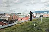 Permanent fallsikring på tak er en viktig investering som bidrar til å sikre trygge arbeidsforhold for de som utfører arbeid i høyden.