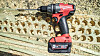 Kraftplugg: Milwaukee M18 CDD jobber helt uanstrengt med et 32 mm spadebor i trykkimpregnert materiale. Det gjør også at batteriet på 5 Ah varer lenger.