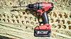Kraftplugg: Milwaukee M18 CDD jobber helt uanstrengt med et 32 mm spadebor i trykkimpregnert materiale. Det gjør også at batteriet på 5 Ah varer lenger.