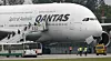Passasjerene ble sittende inne i A380-flyet i to timer før de kunne forlate flyet via trapper. Bilde: Reuters