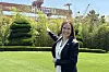 Fiskeri og havminister Marianne Sivertsen Næss peker på verftet Hyundai Heavy Industries.