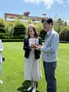 Fiskeri- og havminister Marianne Sivertsen Næss holder en modell av et klassisk skip sammen med Sang-kyun Lee, direktør i Hyundai Heavy Industries. Foto: Merete Bergland Jebsen/Nærings- og fiskeridepartementet