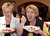 Senterpartileder Åslaug Haga ( til høyre) og Liv Signe Navarsete nyter jordbær med fløte under pressekonferansen i Oslo torsdag, der partiet oppsummerte vårsesjonen og viktige saker fremover.