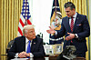 USAs president Donald Trump og forsvarsminister Pete Hegseth snakker sammen i Det ovale kontor tidligere i mars.