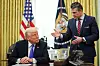 USAs president Donald Trump og forsvarsminister Pete Hegseth snakker sammen i Det ovale kontor tidligere i mars.
