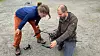Alouette van Hove og Norbert Pirk lærer opp droner til selv å finne ut hvor de bør måle flukser av drivhusgasser fra terrenget. Foto: Vibeke Lind/Titan.uio.no
