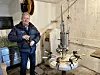 Dégorgement: Når bunnfallet har lagt seg i flaskehalsen, må flasketuten fryses, og proppen med bunnfall kan dermed fjernes uten at boblene i vinen slipper ut. Foto: Svein-Erik Hole