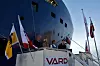 LO-leder Gerd Kristiansen (nummer tre fra venstre) er gudmor for fartøyet, og fikk æren av å døpe det i Vågen i Stavanger.