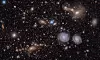 Variasjonen i universet illustrert ved et lite utsnitt av galaksehopen Virgo, slik Vera C. Rubin-observatoriet ser den. Synlige er blant annet to markante spiralgalakser, tre galakser i ferd med å smelte sammen, grupper av galakser både «nært» og lenger unna, samt stjerner i Melkeveien. Foto: NSF–DOE Vera C. Rubin Observatory
