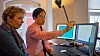 Konservator Cecil Krarup Andersen og ingeniør Daniel Sang-Hoon Lee fra KADK diskuterer resultatene fra de sensorene med dataene som skal inngå i utviklingen av en datamodell over kunstverkenes forfall.