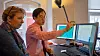 Konservator Cecil Krarup Andersen og ingeniør Daniel Sang-Hoon Lee fra KADK diskuterer resultatene fra de sensorene med dataene som skal inngå i utviklingen av en datamodell over kunstverkenes forfall.