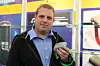 Kenneth Hilton viser frem Telespor. En GPS-enhet som festes rundt halsen til sauer. Gylling Teknikk har satt sammen dette produktet for Telenor, som brukes til å spore sauer med satellitteknologi.
