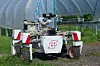 Torvald fra Saga Robotics finner den beste jordbæra nå når han har fått «supersyn» via sensoren FragoPro. Foto: Anders H. Hansen/Sintef