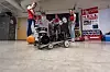 Denne roboten skal konkurrere sammen med totalt 180 lag i Dubai 25.10-27.10. Ungdommene har brukt rundt to måneder på å bygge roboten, og målet er å hevde seg helt i toppen. Her er Petter Schefte Myran (t.v.), Sivert Sorte og Andrea Solem Schiefloe avbildet med dubairoboten (foran) og flere andre roboter de tidligere har bygget.