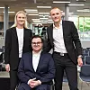 Prosjektleder Trym Åckerstrøm Aasness fra DNV (bak til høyre) er imponert over hva studentene kom fram til i løpet av seks intense sommermåneder. Her står han sammen med Mayvi Måna Garseth (Marin teknikk, NTNU) og Vegard Berge (Cyber Security, Universitet i Bergen). Foto: Elin Eike Worren