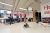 Alle lagene som deltar på FIRST (For inspiration and recognition of science and technology) har fått akkurat samme deler å bygge robot av. Sjansene for at det dukker opp to like roboter i konkurransen er likevel små da det finnes svært mange måter å bygge opp robotene på. På bildet demonstreres et slipp av plastballer. Fra venstre mot høyre: Petter Schefte Myran, Sivert Sorte, Andrea Solem Schiefloe og Elias Gylland. Helt til høyre står mentor Roar Brekken. Deltaker Kristian Stue Grav og mentor Signe Ferner Kjøpsnes skal også til Dubai, men var ikke tilstede da bildet ble tatt.