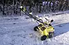 På batteri: Ryobifreseren er en svært brukervennlig og stillegående sak med store hjul og en svært lettoperert spak for å dreie snøutkastet. Det er et rom til batteri, og pussig nok et til for et reservebatteri uten aktive strømkontakter.