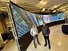 To meter høy og 14 meter buet og bred. Rolf Erik Leistad og Jørgen Mathiesen i GCCD tester skjermen som skal leveres til Equinors prosessanlegg på Kollsnes senere i år.