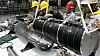 Ingeniører fra Grenland Energy og Safelink monterer sammen batteripakken og elektrisk aktuator, like før hele assembly blir montert i trykkbestandig rør. Bilde: Grenland Energy