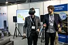 Ingeniør Kristoffer Tungland (til høyre) guider besøkende på Nordic Edge rundt i VR-studioet. Der kan VR-brukerne møte avatarene til andre mennesker som besøker modellen fra andre steder i landet. Foto: Cowi