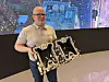 Prosjektleder Marius Skinnes i GCCD med en ramme som brukes til å montere to LED-moduler for å bygge storskjermer. Foto: Jan M. Moberg